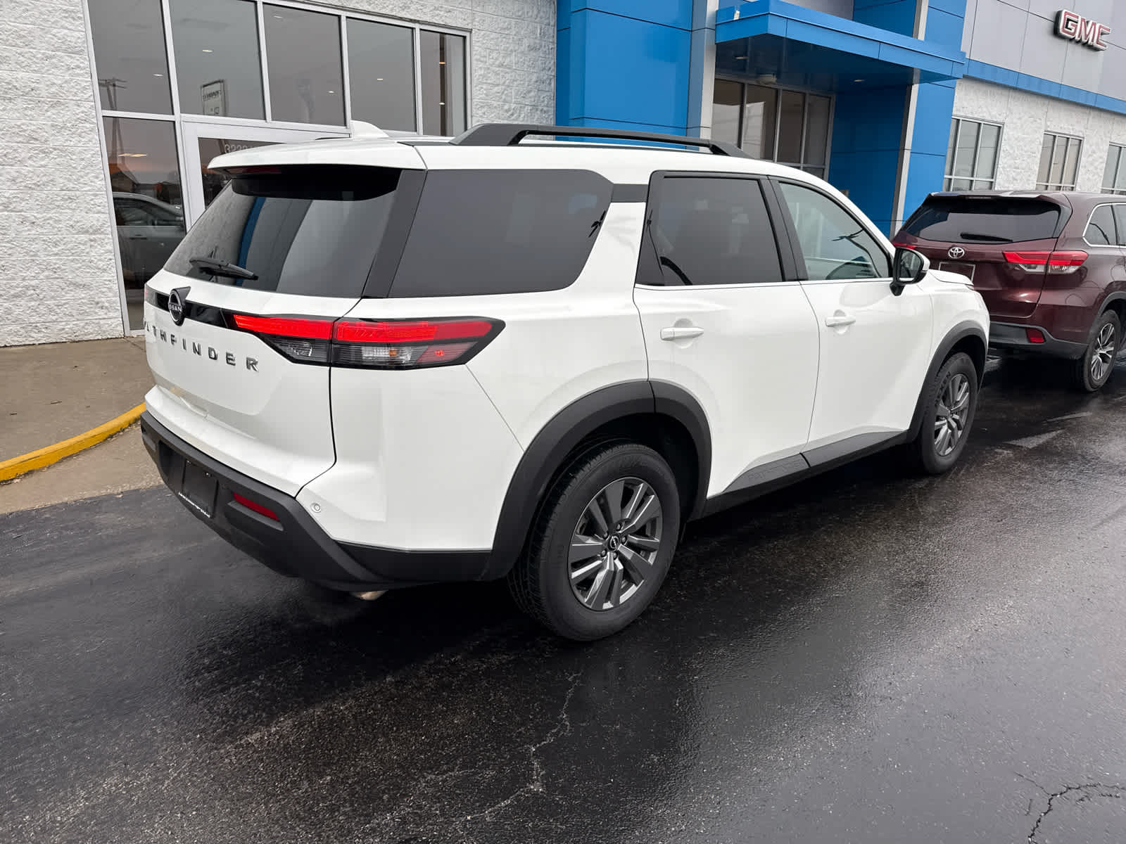 2025 Nissan Pathfinder SV