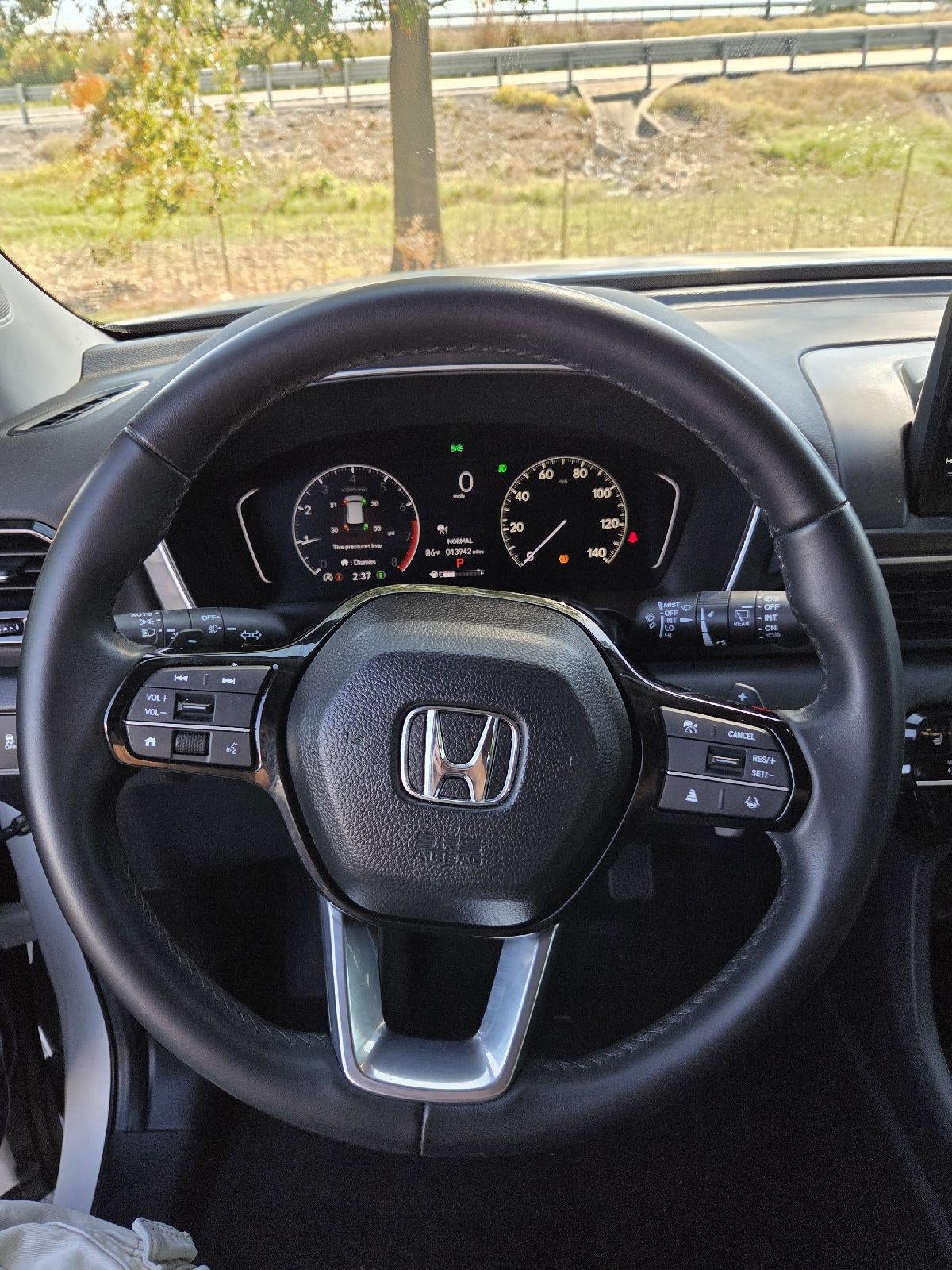 2023 Honda Pilot EX-L w/Rear Captain's Chairs