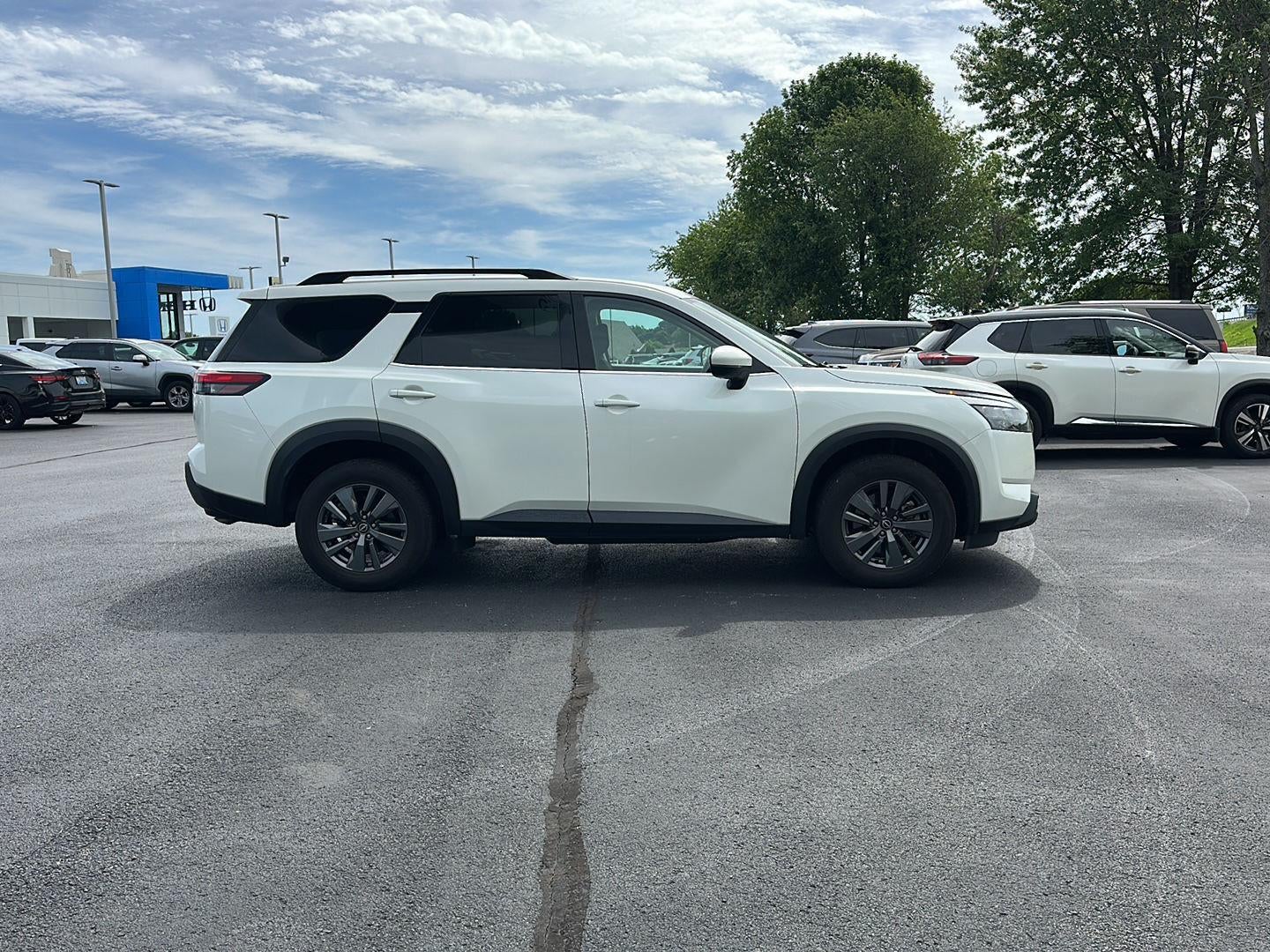 2024 Nissan Pathfinder SV