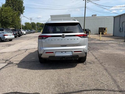 2025 Nissan Pathfinder SL