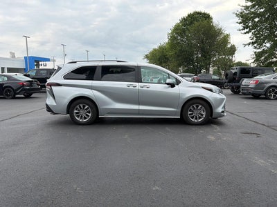 2024 TOYOTA TRUCK SIENNA XLE